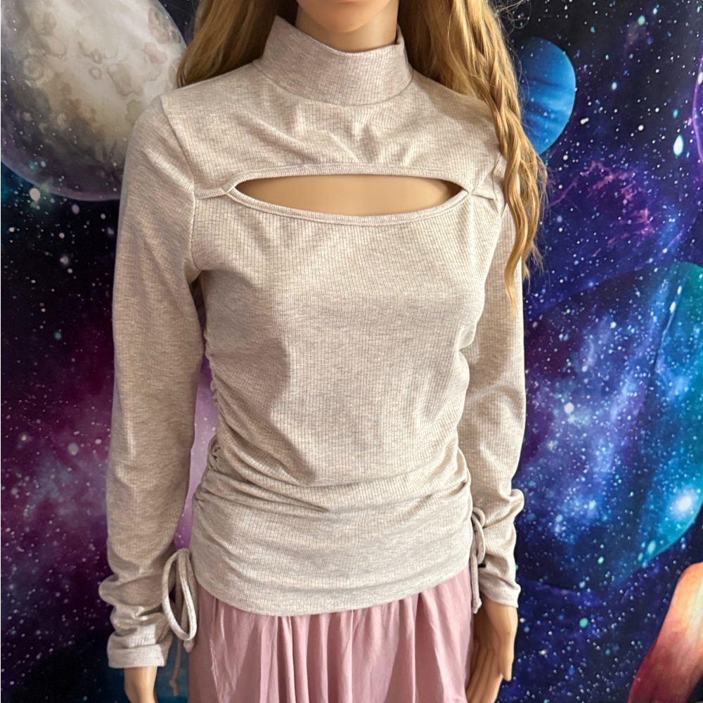 Vestique L Cream Long Sleeve Top